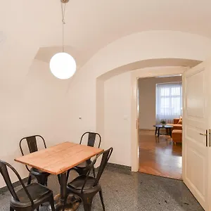Lägenhet U Kapra, Prag